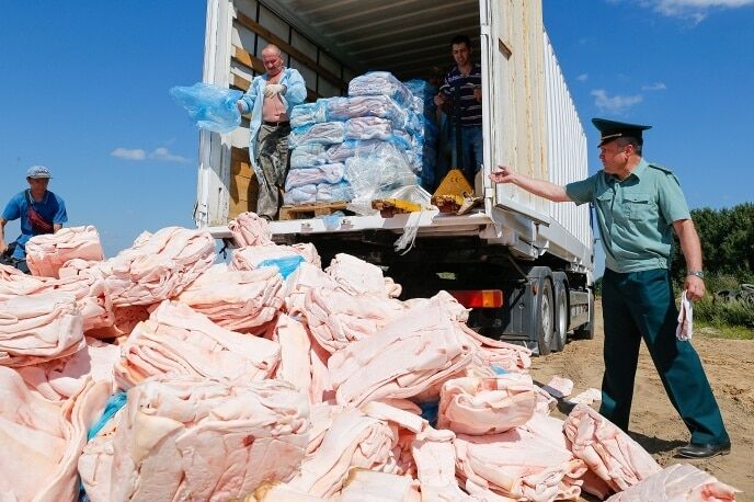 В России смешали с хлоркой и закопали 4 тонны санкционного сала: фотофакт