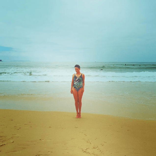 Как Даша Астафьева училась серфингу на отдыхе в Португалии: опубликованы фото
