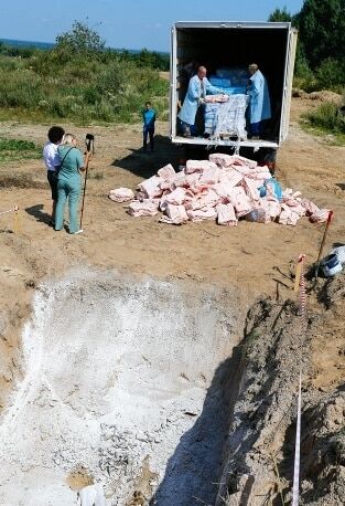 В России смешали с хлоркой и закопали 4 тонны санкционного сала: фотофакт