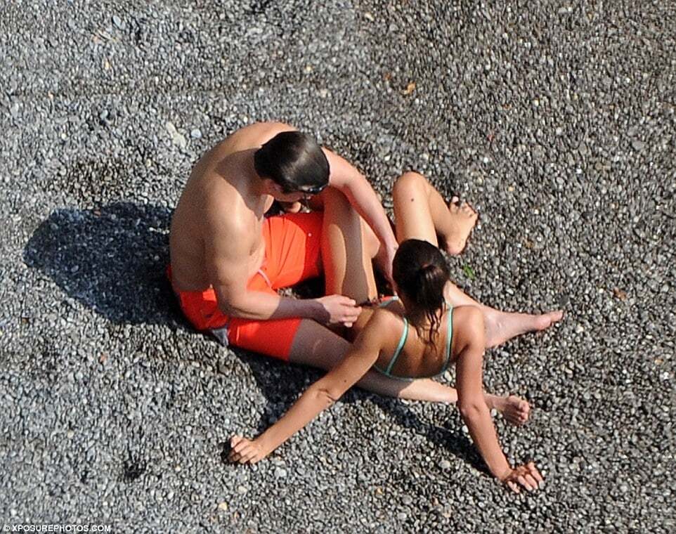 Ірину Шейк і Бредлі Купера застали на пляжі за любовними втіхами: гарячі фото