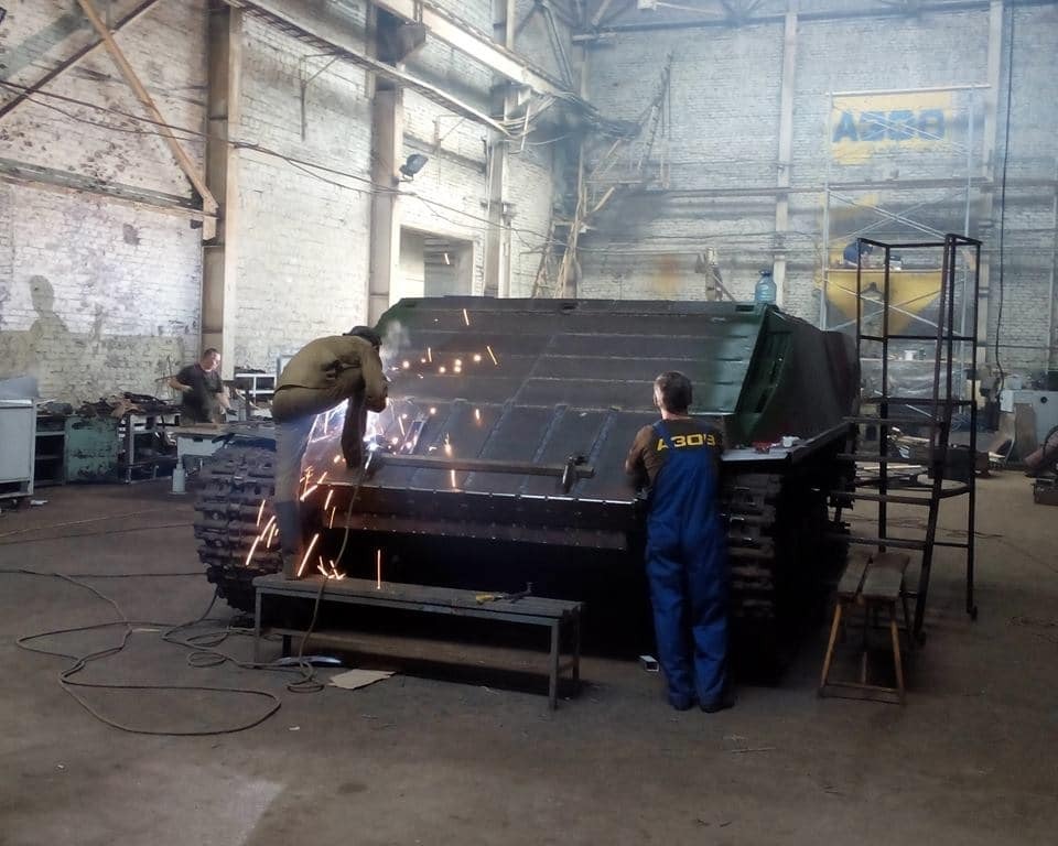 "Укроборонпром" обзавидуется. Волонтер показал, какую "суперброню" делают "Азовцы" на заводе: фотофакт