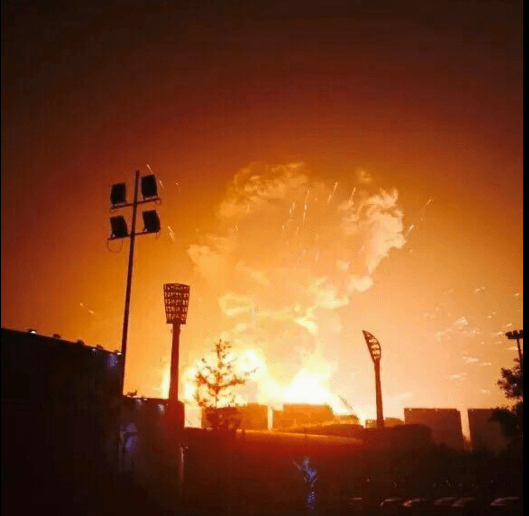 Апокалипсис. В Китае в небо взлетел огненный столб: фото- и видеофакты