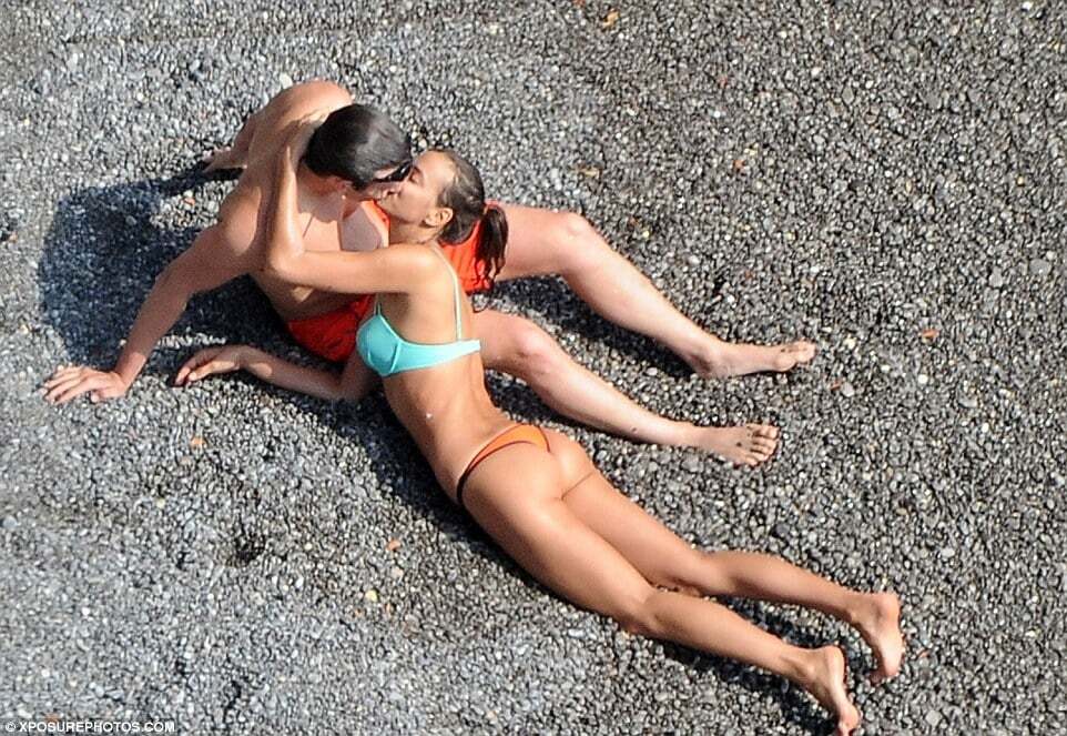 Ирину Шейк и Брэдли Купера застали на пляже за любовными утехами: горячие фото