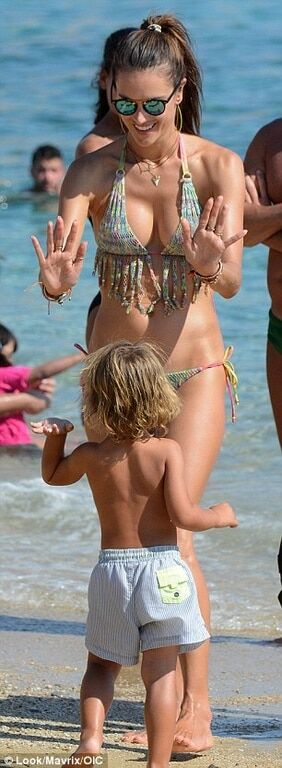 Супермодель Алессандра Амбросио показала шикарную фигуру в бикини на отдыхе с детьми