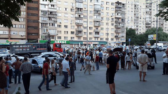 В Киеве возмущенные беспределом жители перекрыли проспект 