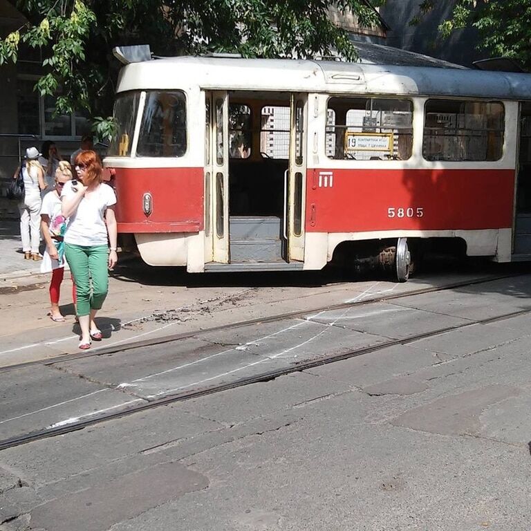 В Киеве сошедший с рельсов трамвай протаранил авто: фотофакт