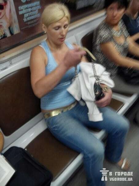 В Киеве наглая блондинка в метро украла у пассажира смартфон