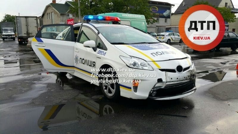 У Києві авто поліцейських влаштувало ДТП
