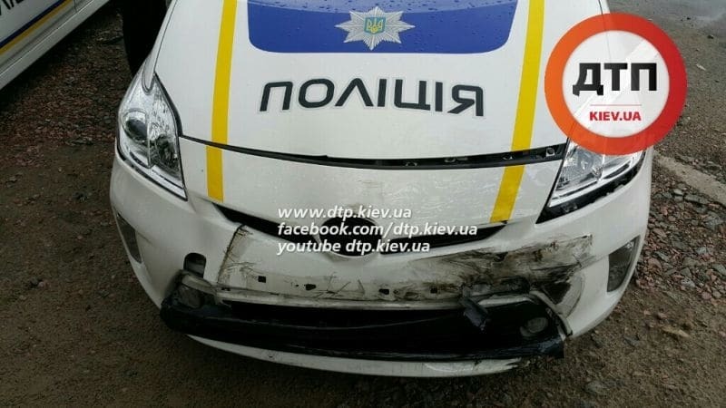 В Киеве авто полицейских устроило ДТП