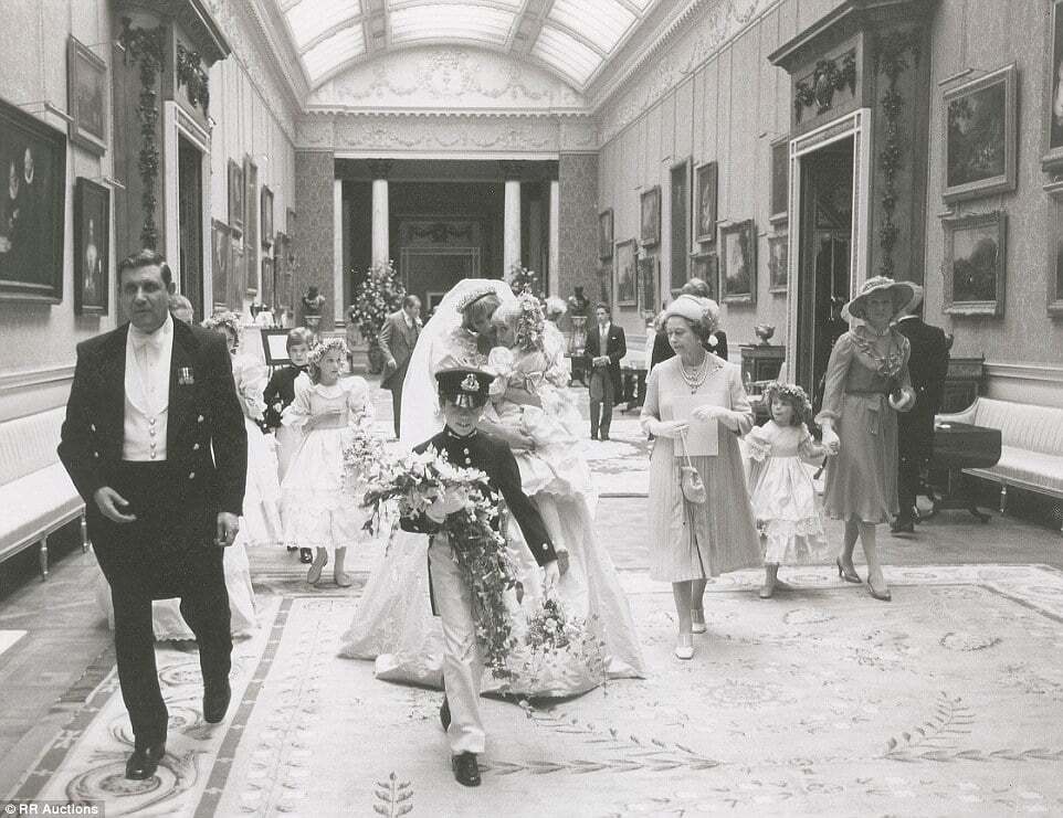Опубликованы ранее неизвестные фото со свадьбы принца Чарльза и Дианы