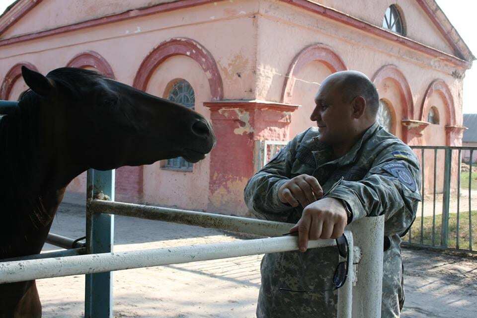 Головний міліціонер Луганщини почав постити конячок і котиків у Facebook: фотофакт