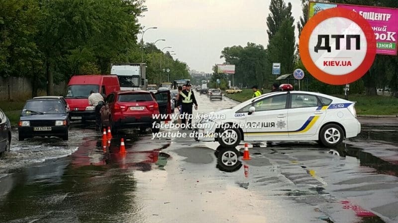 В Киеве авто полицейских устроило ДТП