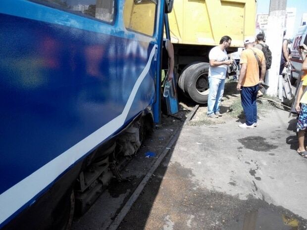 В Одессе трамвай протаранил грузовик: опубликованы фото и видео