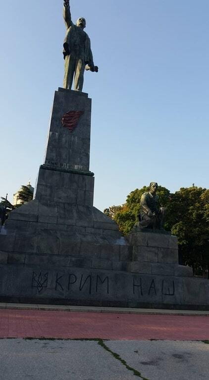 У Криму пам'ятник Леніну "прикрасили" тризубом та написом "Крим наш!": опубліковано фото