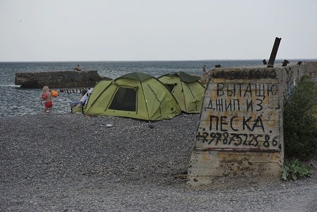 Туристический сезон-2015 в Крымнаше: полупустые пляжи, нехватка персонала и неработающие банкоматы