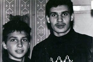 Як одягалися і на чому їздили українські політики в 90-ті: Кличко з вусами і ділова Тимошенко 