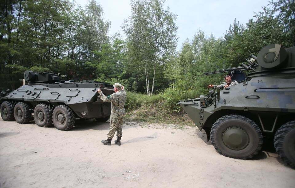 "Краще, ніж у ватників!" Турчинов показав нову українську техніку: фоторепортаж