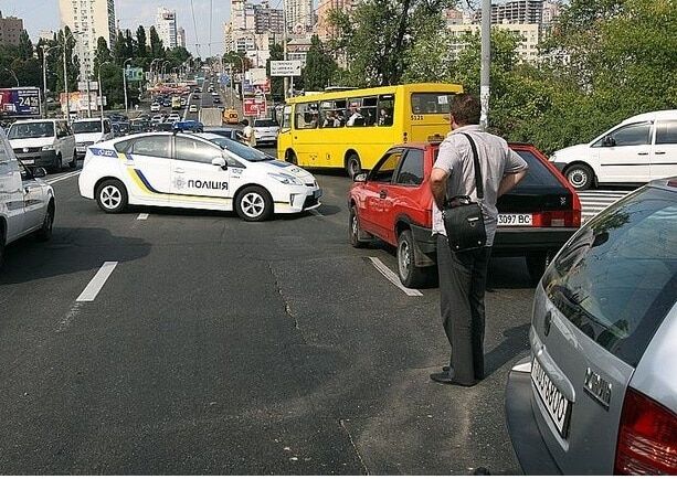 В Киеве водитель сбил пешехода на зебре и провез на капоте