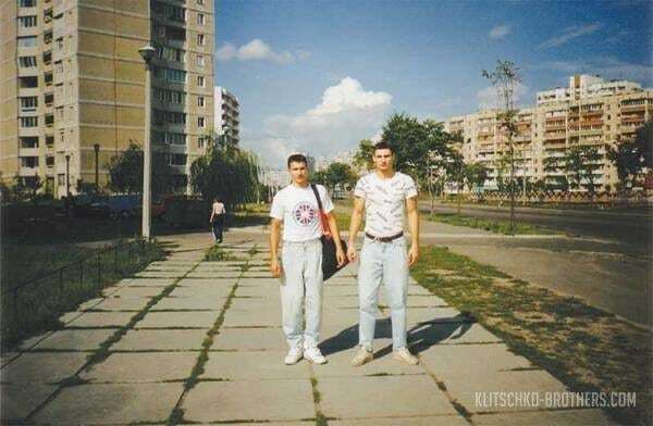 Як одягалися і на чому їздили українські політики в 90-ті: Кличко з вусами і ділова Тимошенко 