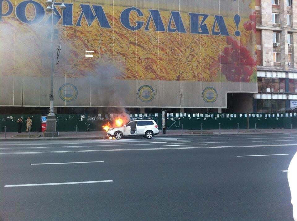 На Хрещатику загорілася Subaru посольства США: фотофакт
