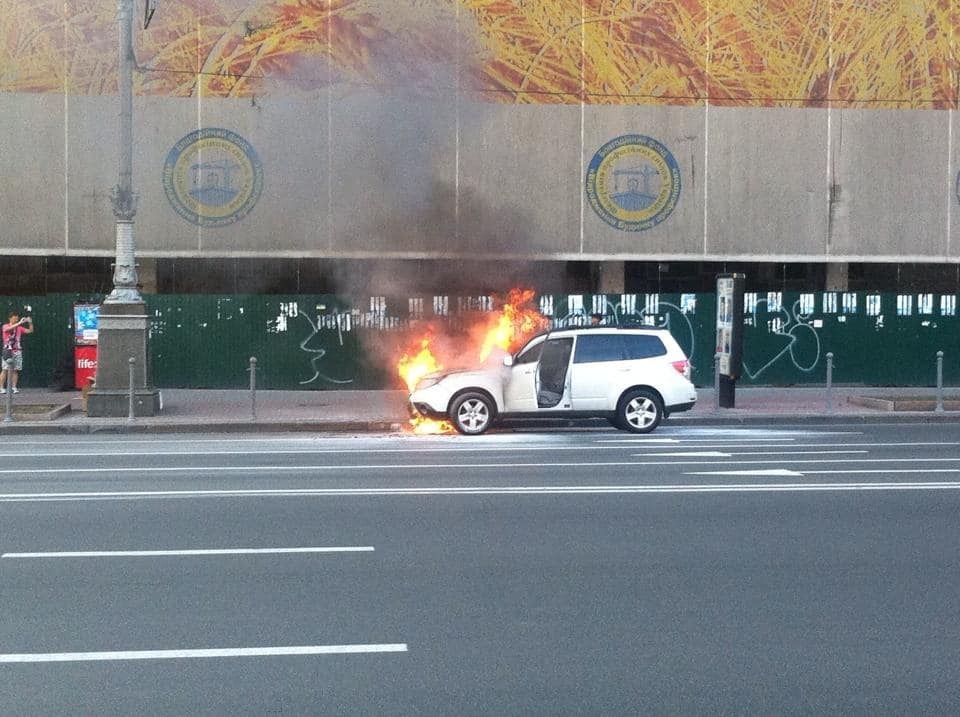 На Крещатике загорелась Subaru посольства США: фотофакт