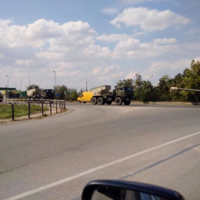 Росія стягує в Керч "Гради", танки і БТРи: опубліковано фото