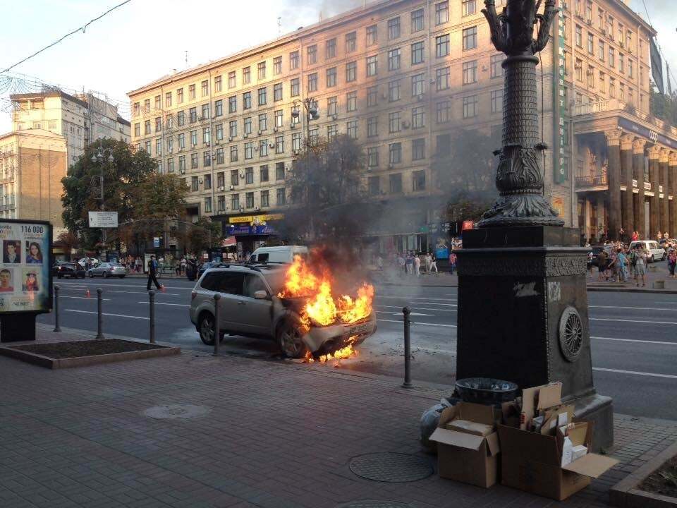 На Хрещатику загорілася Subaru посольства США: фотофакт