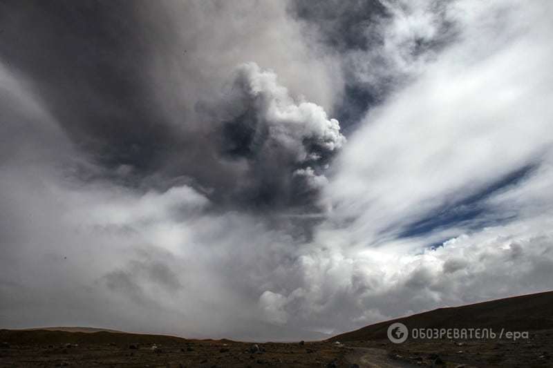 В Эквадоре впервые за 140 лет "рассердился" вулкан: опубликованы фото и видео