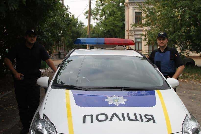 В Киеве полицейские помогли расстроенной женщине похоронить пса