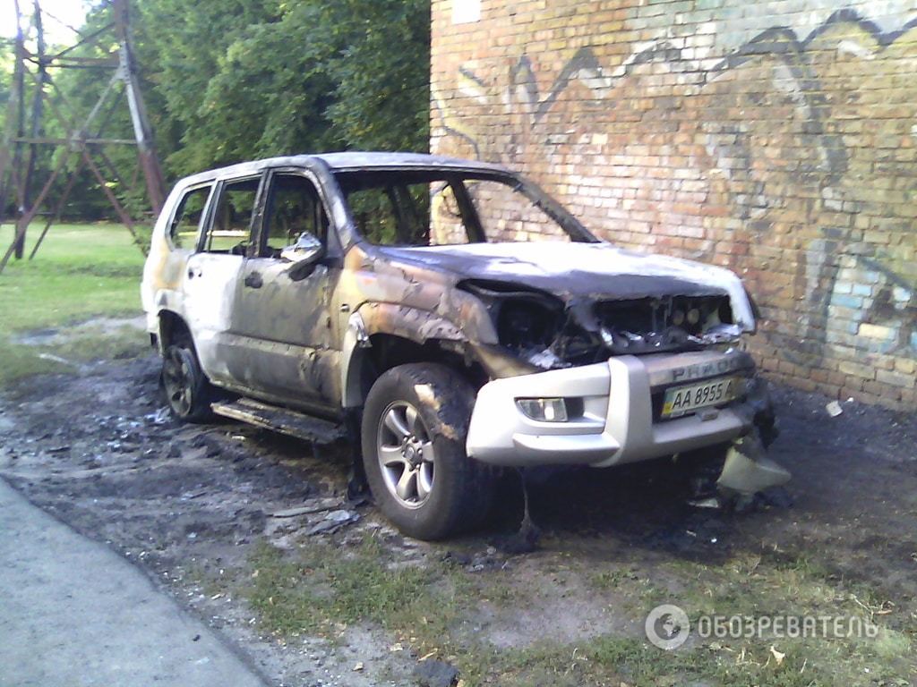В Киеве неизвестные взорвали джип: опубликованы фото