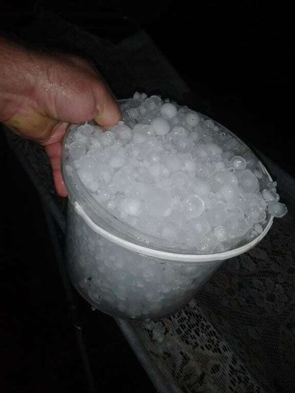 В Украину пришла непогода: гром, молния и град с перепелиное яйцо. Опубликованы фото и видео