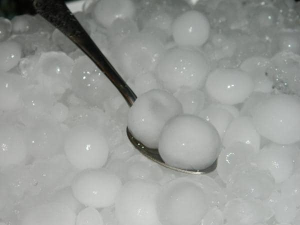 В Украину пришла непогода: гром, молния и град с перепелиное яйцо. Опубликованы фото и видео