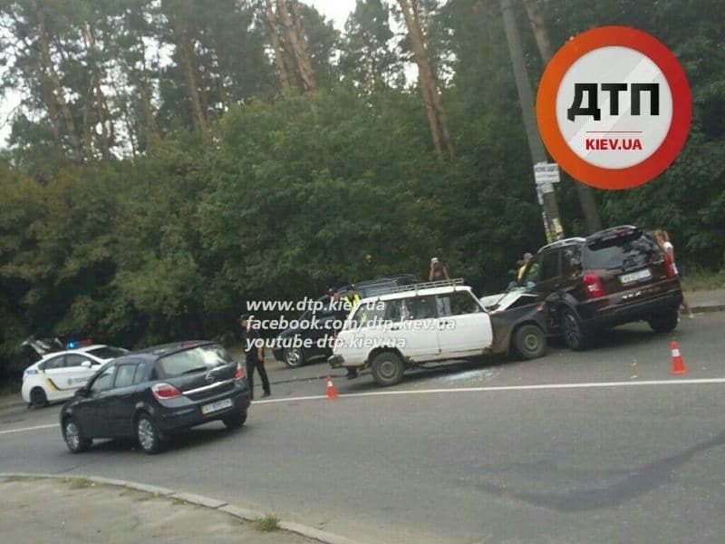 В Киеве легковушка протаранила джип с семьей: опубликованы фото