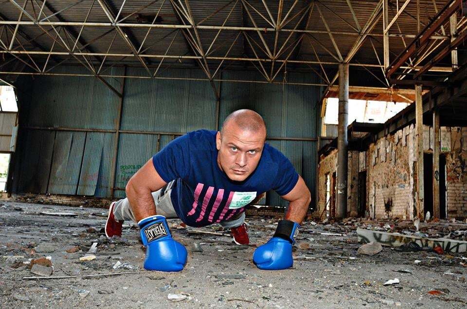 Фото в руїнах: знамениті українські чемпіони знялися на підтримку спорту