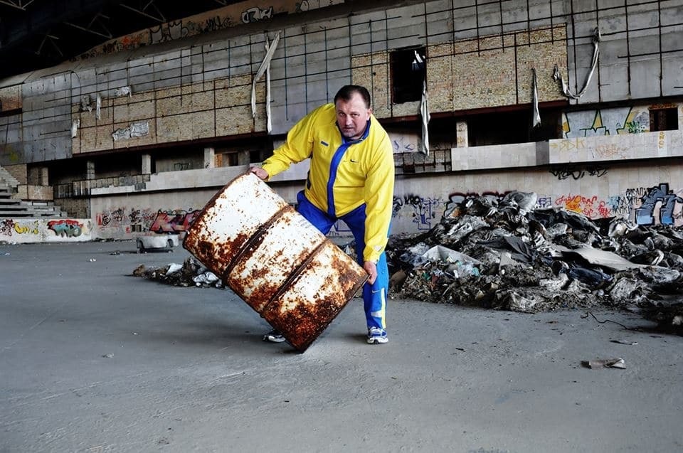 Фото в руинах: знаменитые украинские чемпионы снялись в поддержку спорта