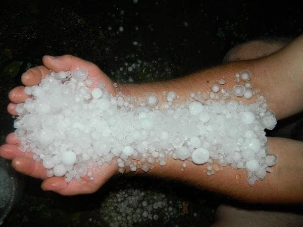 В Украину пришла непогода: гром, молния и град с перепелиное яйцо. Опубликованы фото и видео