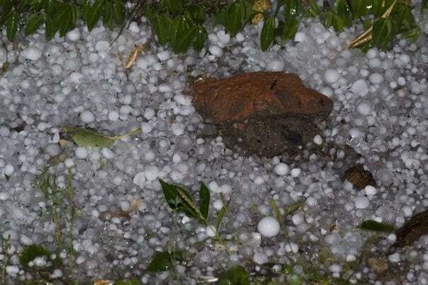 В Украину пришла непогода: гром, молния и град с перепелиное яйцо. Опубликованы фото и видео