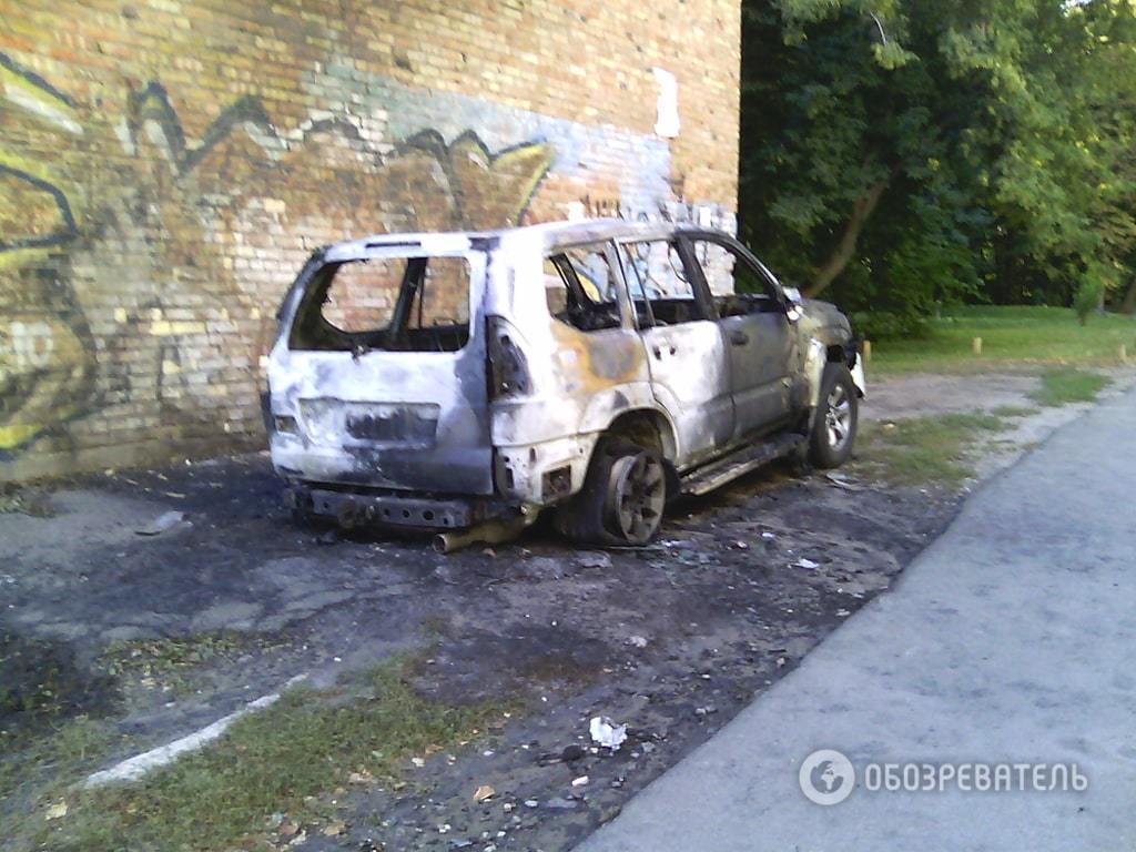 У Києві невідомі підірвали джип: опубліковані фото