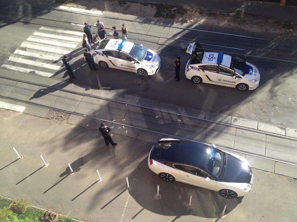 В Киеве пьяный водитель Bentley бросался в полицейских долларами