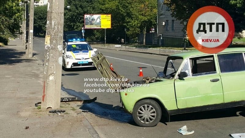 В Киеве водитель ВАЗа протаранил столб: фото с места ДТП