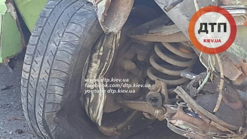 У Києві водій ВАЗу протаранив стовп: фото з місця ДТП