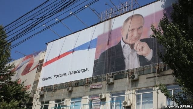 К приезду Путина Крым обвесили подхалимскими баннерами: фотофакт