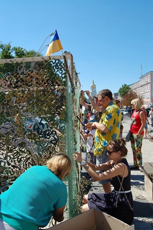 В Киеве сотни человек плели маскировочные сетки для АТО: фоторепортаж