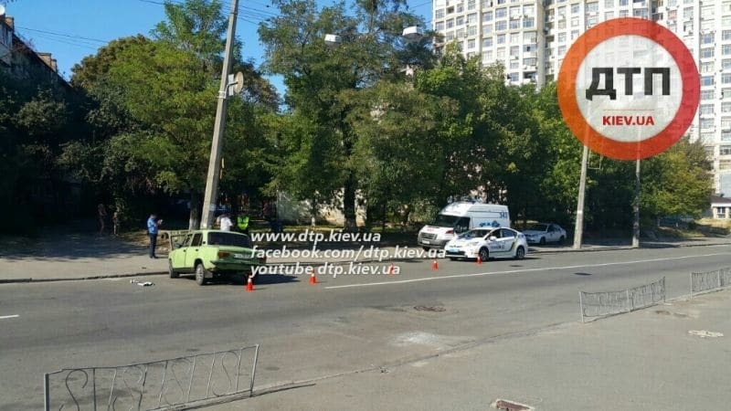 В Киеве водитель ВАЗа протаранил столб: фото с места ДТП