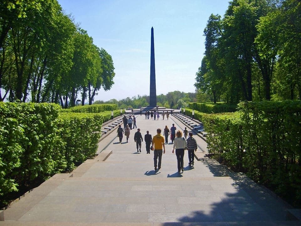 В Киеве разразился скандал по поводу захоронения в парке Славы