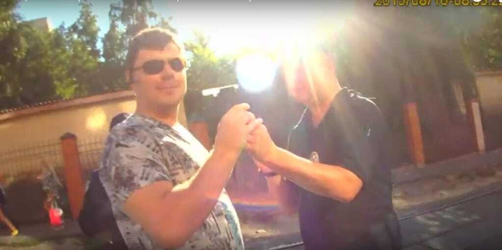 "Випив сто грам!" З'явилося відео, як водій Bentley розкидає долари перед київськими поліцейськими