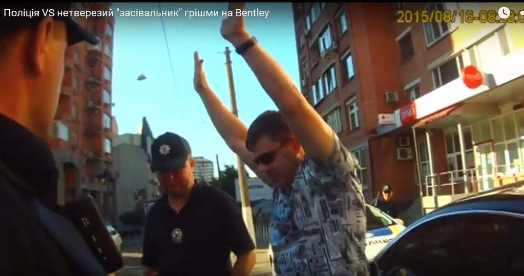 "Випив сто грам!" З'явилося відео, як водій Bentley розкидає долари перед київськими поліцейськими