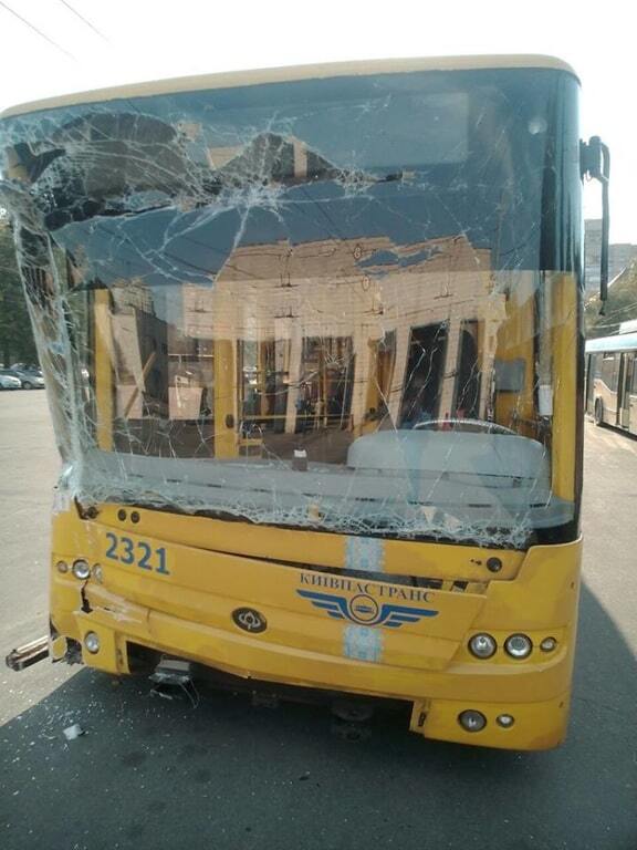 У Києві жінка-водій тролейбуса через спеку врізалася в ДАІ