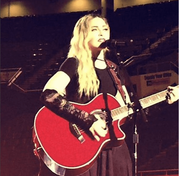 Мадонне на день рождения сделали "живой" подарок: фото с вечеринки