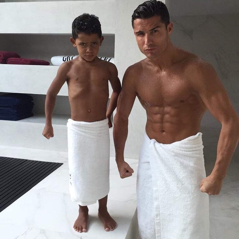 Роналду с сыном покорили интернет своими мускулами: фотофакт